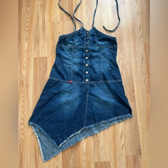 Backless denim dress
Size shows 13/14 it fits like Medium - Picture 2 of 4